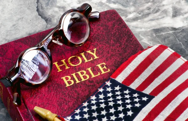 Amerikai zászló és a Biblia. — Stock Fotó