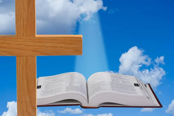 Bibel und Himmel. — Stockfoto