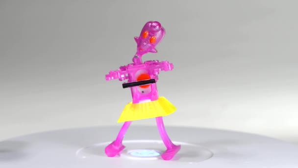 Hračky dívka tanečnice. — Stock video