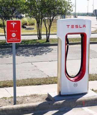 Tesla şarj istasyonu.