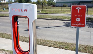 Tesla şarj istasyonu.