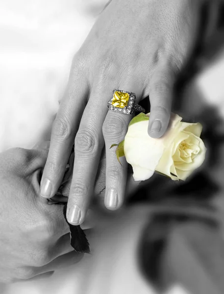 Όμορφο γαμήλιο δαχτυλίδι. — Φωτογραφία Αρχείου