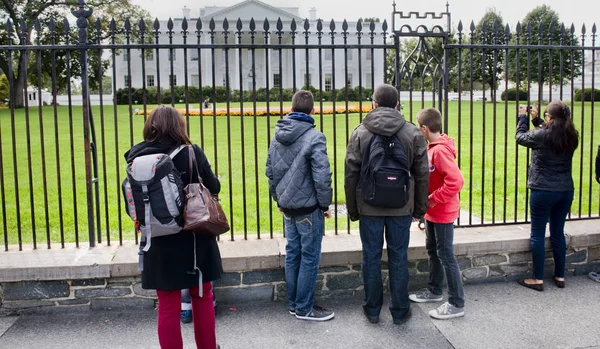 Menschen blicken auf Weißes Haus. — Stockfoto