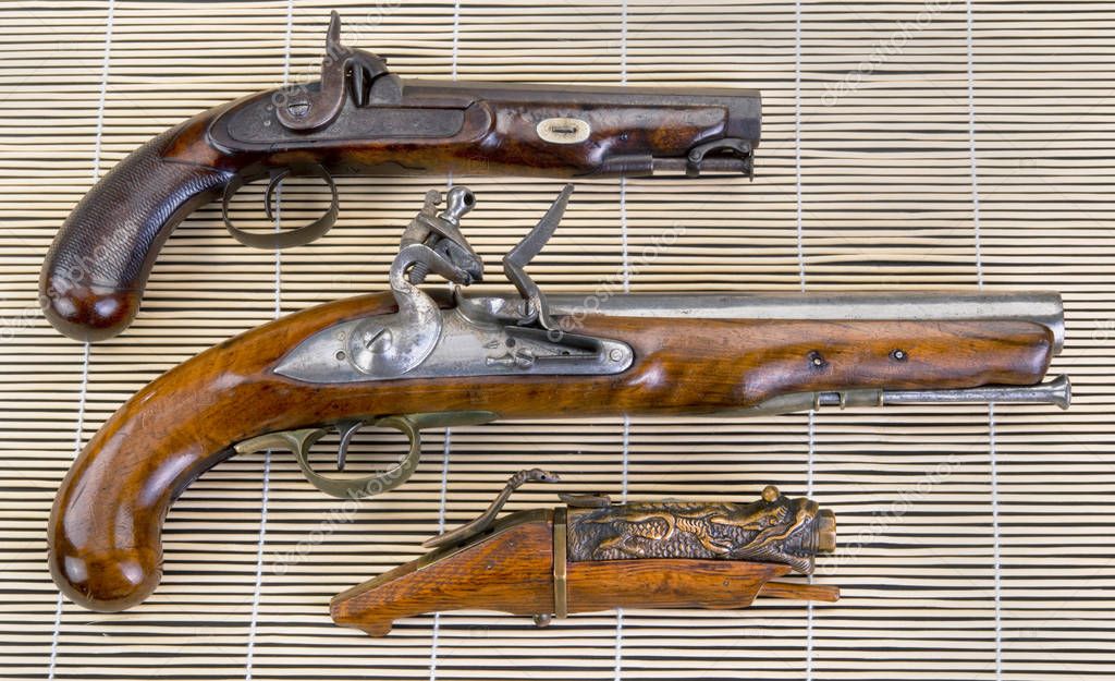 Tre vere pistole antiche . - Foto Stock: Foto, Immagini © mj0007 194448566