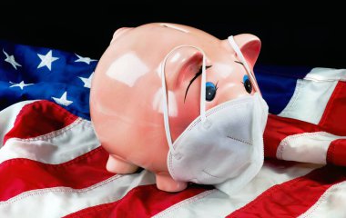 Piggy Bank COVID-19 'un korunması için N95 yüz maskesi takıyor.