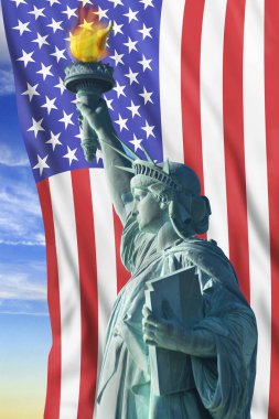 Amerikan bayrağıyla Özgürlük Heykeli.