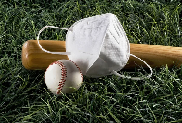 带N95面罩 球和球棒的棒球赛季 — 图库照片