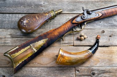 Antika dağ adamının 50 kalibrelik tüfeği ve 1840 'larda yapılmış barut şişeleri..