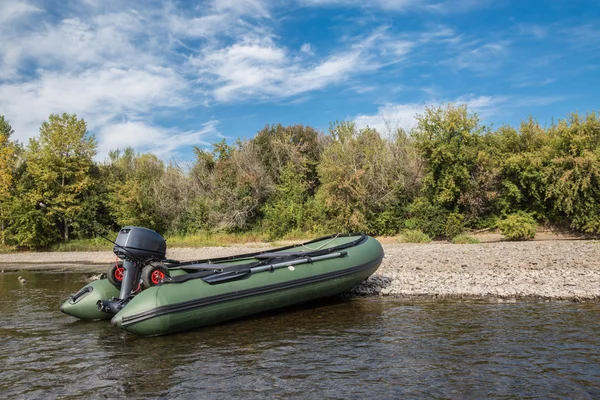 The green boat of pvc with the water-jet engine on the river bank — Stock Photo, Image