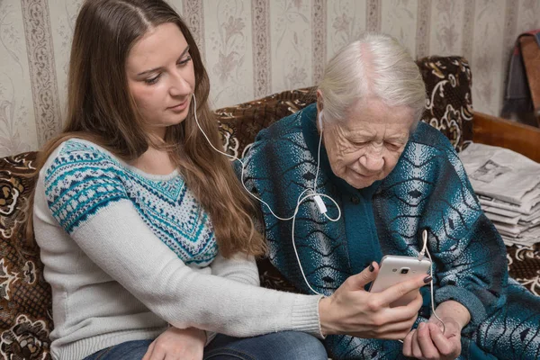 De grootmoeder en de kleindochter praten door video conferentie tot relatieve — Stockfoto