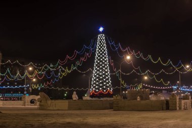 Noel ağacı gece kasaba meydanında