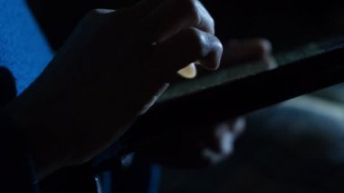 kadın tablet bilgisayarda çalışıyor
