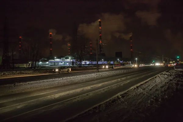 Estrada noturna na área industrial — Fotografia de Stock