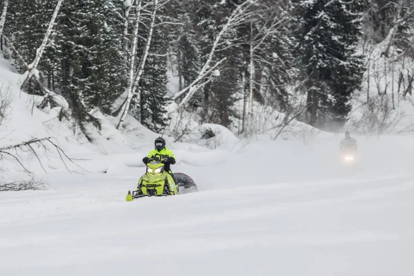 İki kar motosikletleri donmuş nehrin buza git — Stok fotoğraf