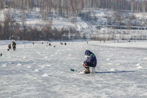 Fiskare på vinterfiske på isen på frusna floden — Stockfoto