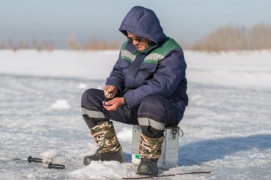 Kışın nehirde balık balıkçı yakalar