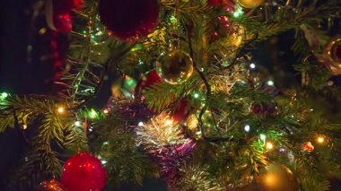 Oyuncaklar ve aydınlık çelenk ile Noel ağacı