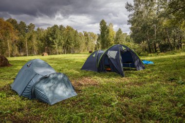 Orman glade iki turist çadırlarda