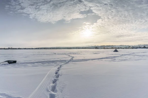 冬天在冰上捕鱼的帐篷 — 图库照片