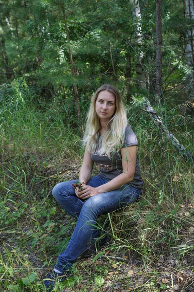 Girl in the forest — Stock Photo, Image