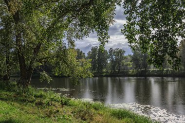 Yaz ılık yağmurları nehri ıslatıyor.