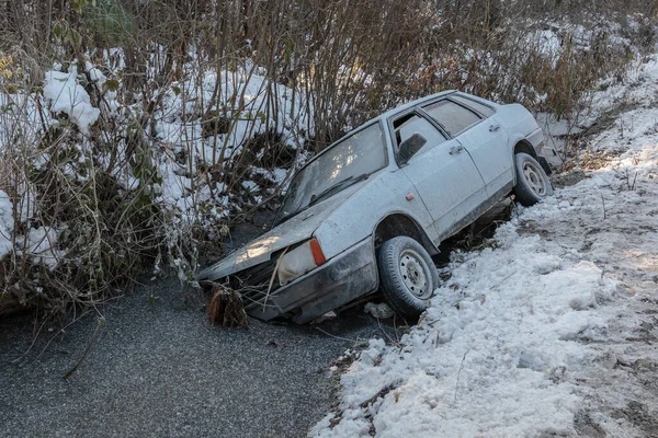 Abandoned Car Roadside Frozen Ditch — Stock Photo, Image