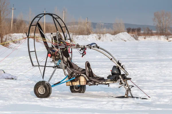 凍った湖の氷の上に動力パラグライダー飛行前に ロイヤリティフリーのストック画像