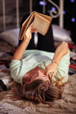 Rahat kadın konfor pozisyonda bir kitap okuma