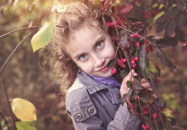 sonbahar güneşli yürüyüşte neşeli genç kız