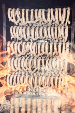 Ev sosis duman içinde kavrulmuş