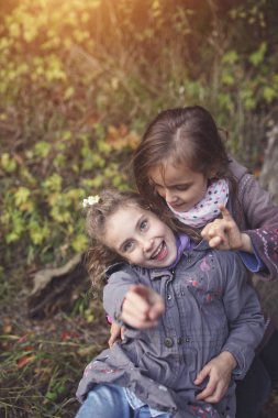arkadaşlar yürüyüş üzerinde sonbahar eğleniyor musun