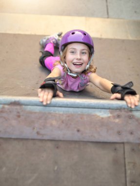 Şehir Parkı içinde rampa üzerinde paten eğlenerek kız