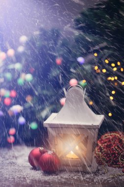 Güneşli bir günde trafikte sürüş