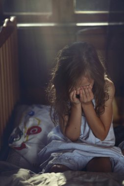 Ağlayan çocuk tek başına bir odada