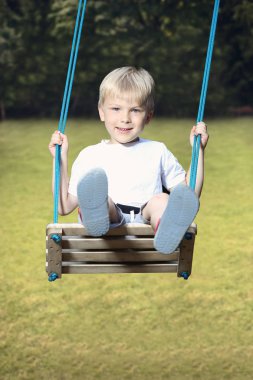 çocuğu salıncakta sallanır