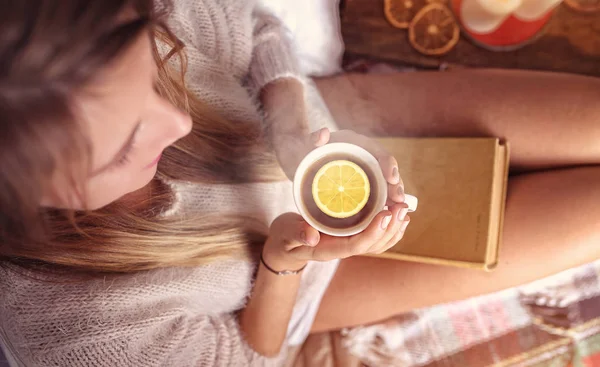 Placer de leer un libro en una noche de invierno — Foto de Stock