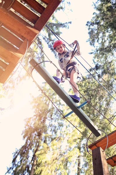 Aventura no parque corda — Fotografia de Stock