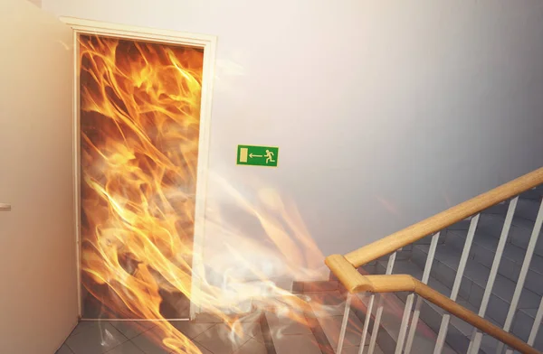 Tűz az épület - int vészkijárat — Stock Fotó