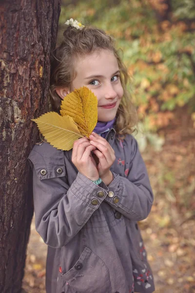 Fröhliches Mädchen beim Herbstspaziergang — Stockfoto