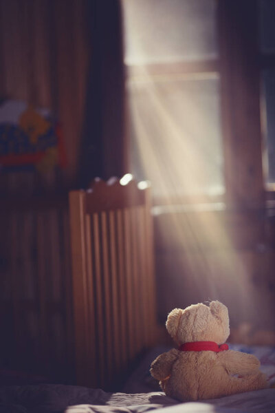 удручающая картина пустой детской комнаты
