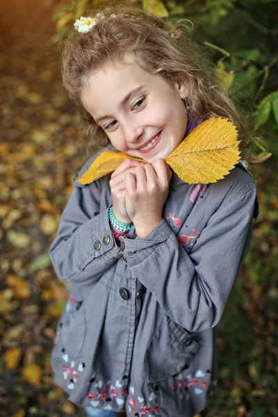 Autumn fashion girl on the sunny day — Stock Photo, Image