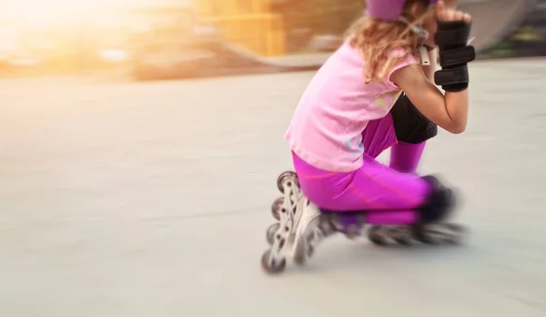 Ragazza cavalca su rulli in skate park — Foto Stock