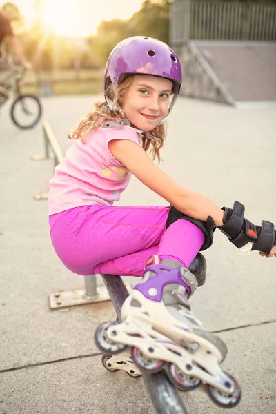 性格开朗的女孩滑旱冰头盔 — 图库照片