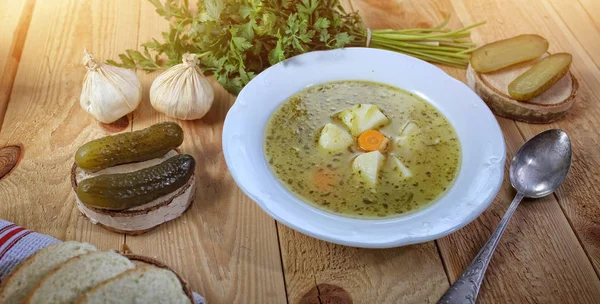 Вкусный огуречный суп с хлебом — стоковое фото