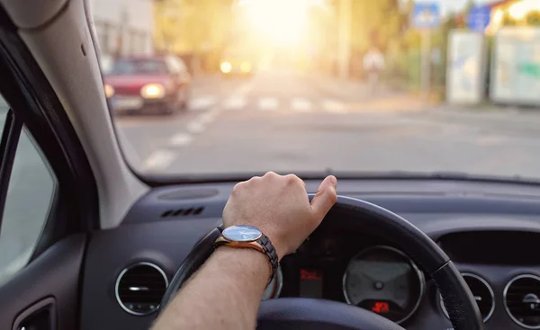 Conducir en coche por la ciudad — Foto de Stock