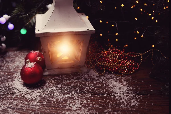 Lanterna de Natal no inverno noite de Natal mágico — Fotografia de Stock