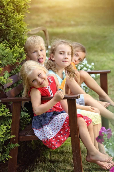 Blije kinderen eten ijs in park — Stockfoto