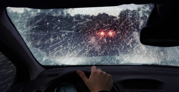 Köra bil i snöig natt — Stockfoto