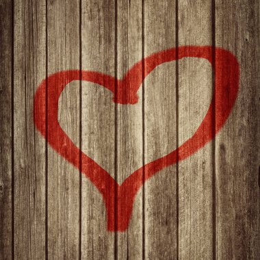ahşap bir duvar üzerinde kırmızı kalp