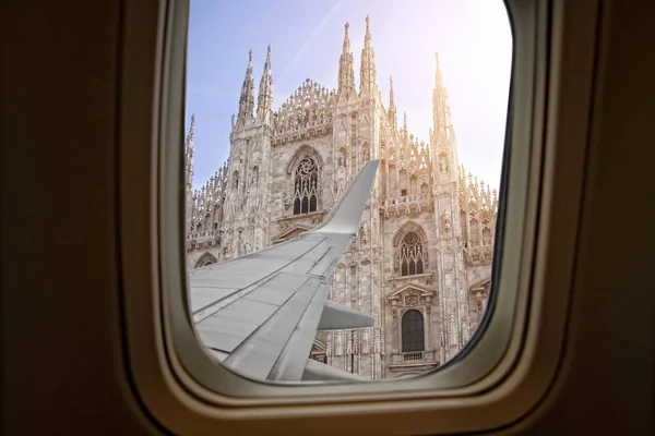 Θέα από το παράθυρο του αεροπλάνου στο καθεδρικό ναό στο Μιλάνο — Φωτογραφία Αρχείου